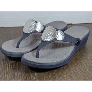 CROCS COMFORT Sanrah Wedge Sandals Womens 9 Black Hammer Silver Circle Logo